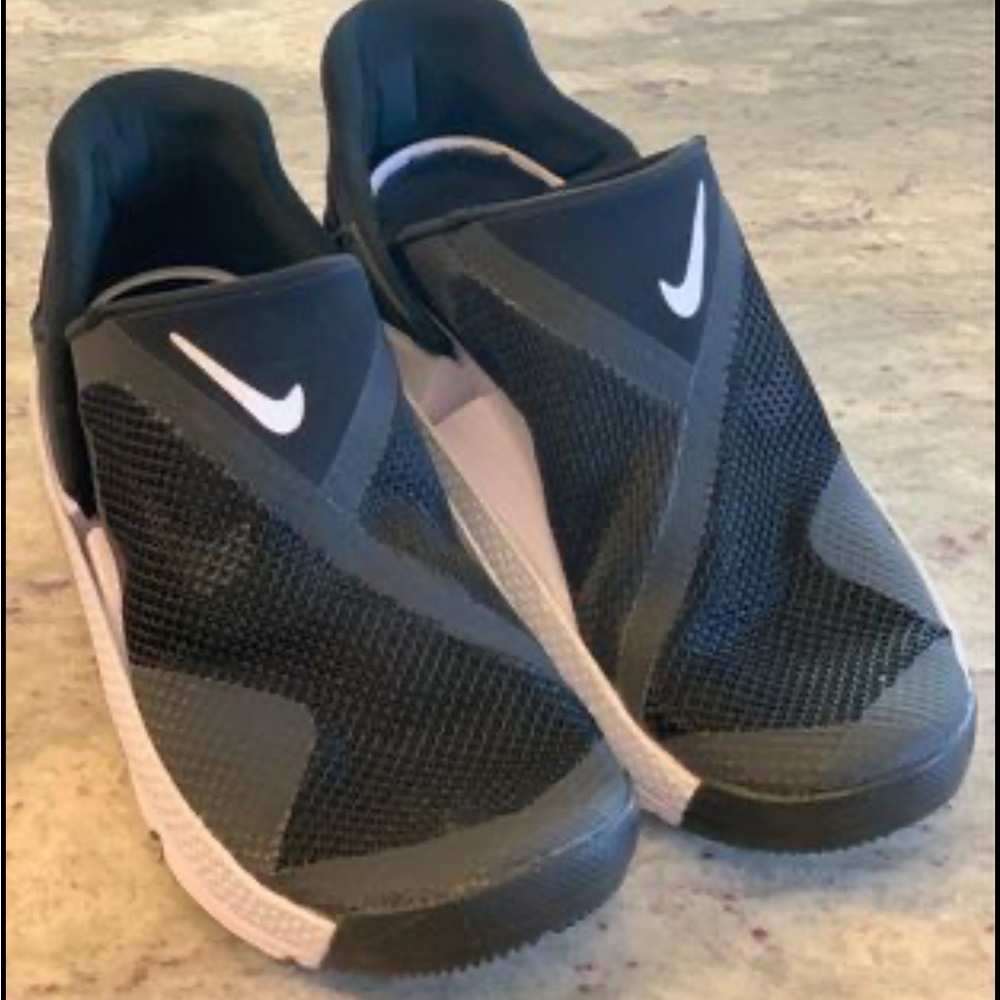 Nike Go FlyEase Size 8 Black and white Like new condition .